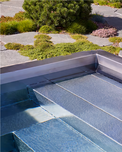 En rostfri pool med bräddavlopp