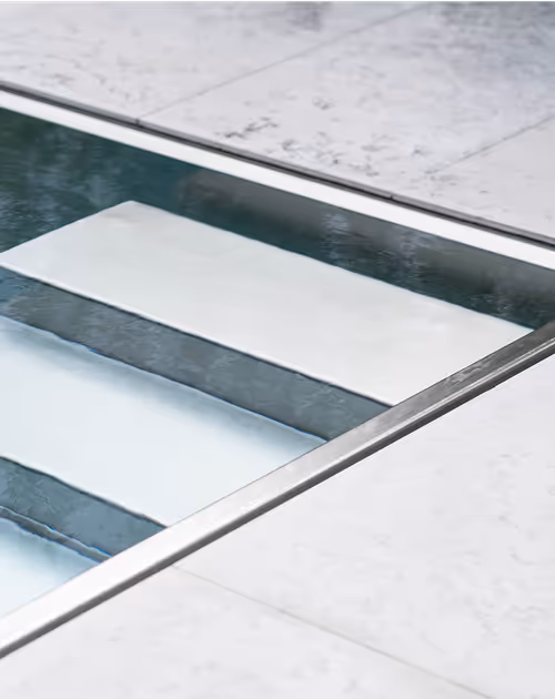 En trappa från ett rostfritt spabad