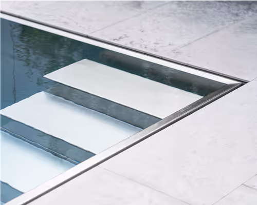 En trappa från ett rostfritt spabad