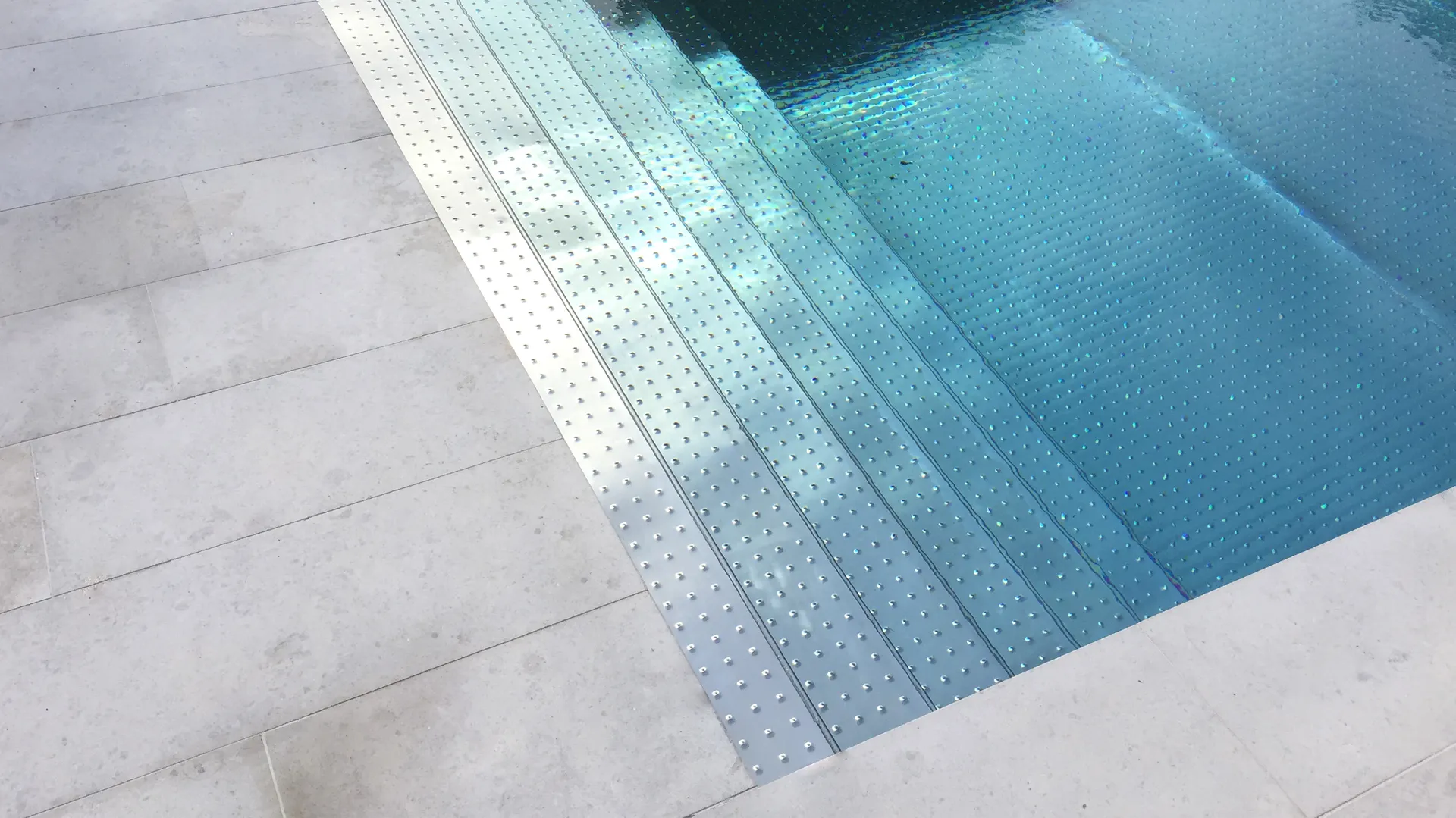 En stålpool från projektet Duvnäs udde i Saltsjöbaden från 2013 designad av Steelpool