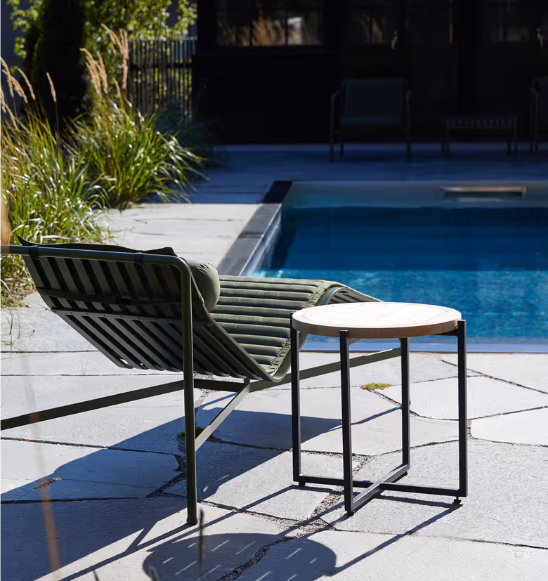 En solstol vid kanten av en rostfri pool från Edition-serien