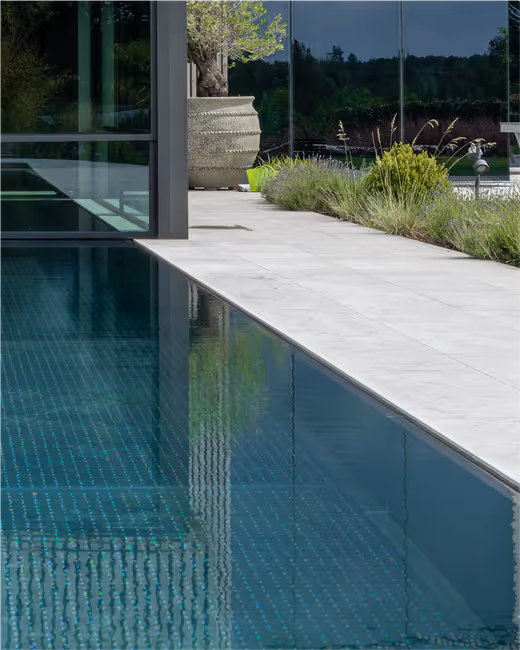 En stålpool med infinity överrinning