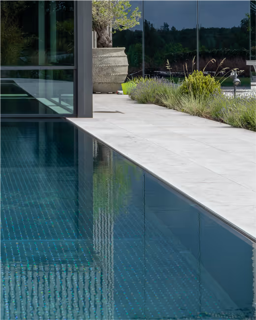 En stålpool med infinity överrinning